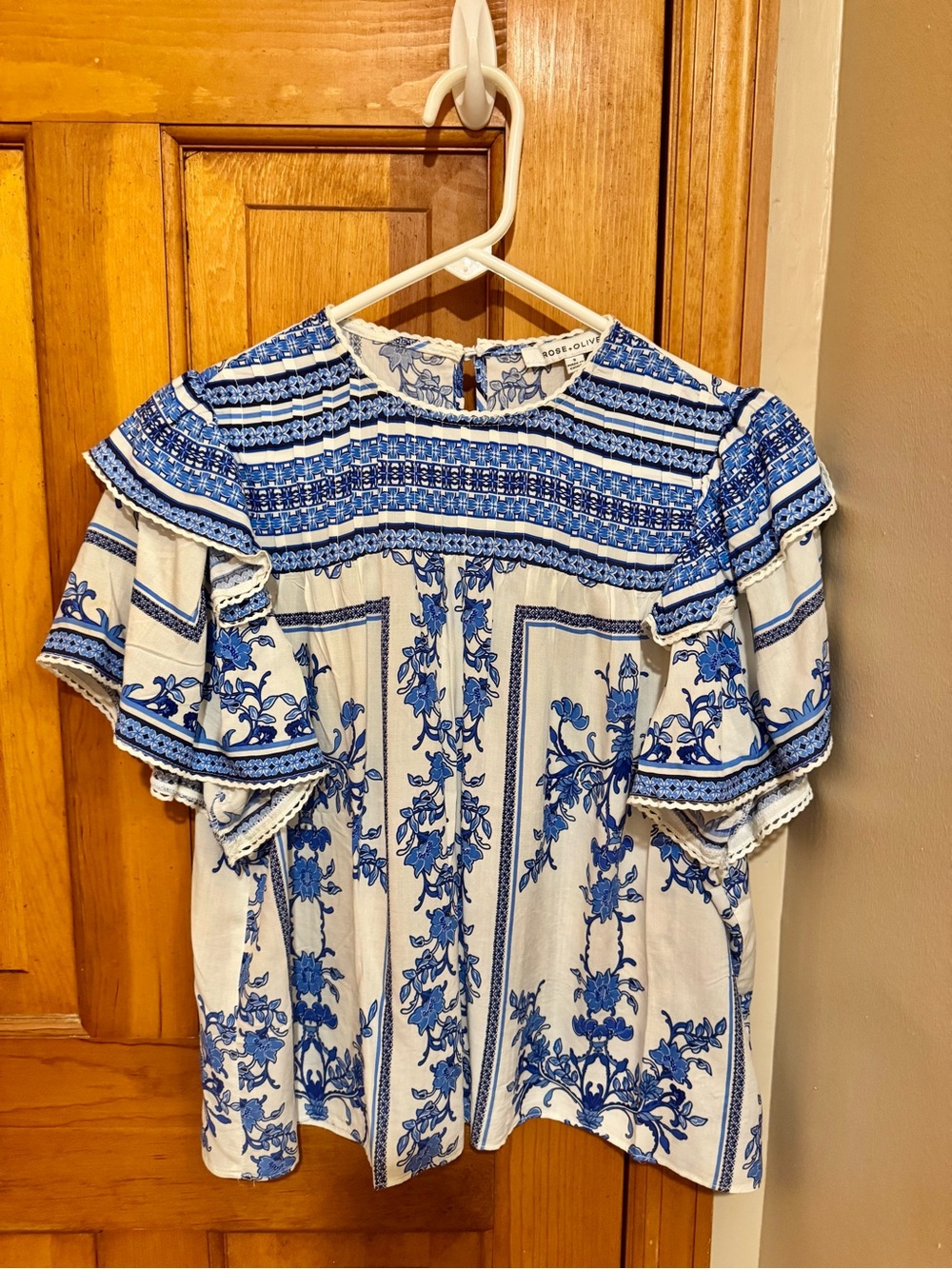 Like New! Blue & White Floral Ruffle Sleeve Top